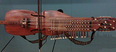 less fingering, more playing! Swedish violin with three rows of keys instead of free fingering