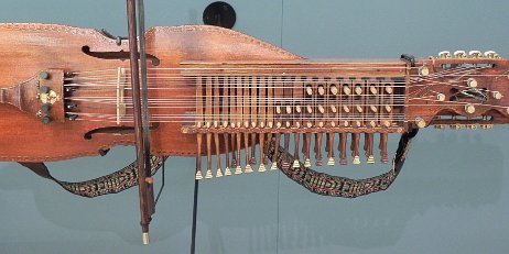 Swedish violin with three rows of keys instead of free fingering